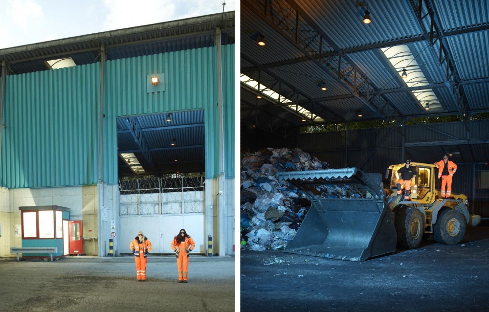 ZAK Umladestation mit Mitarbeitern in Schutzkleidung und Radlader beim Umschlag von Abfällen in überdachter Lagerhalle